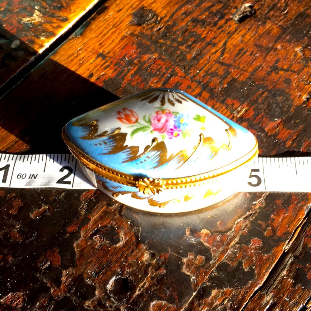 Limoges box with brass closure and daisy clasp